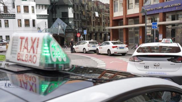 Un taxi circulando por Bilbao.