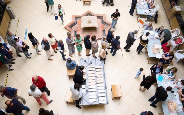 Un colegio electoral en Santander.