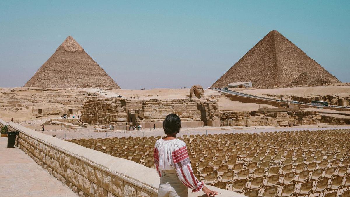 Una mujer observa la Necrópolis de Giza.