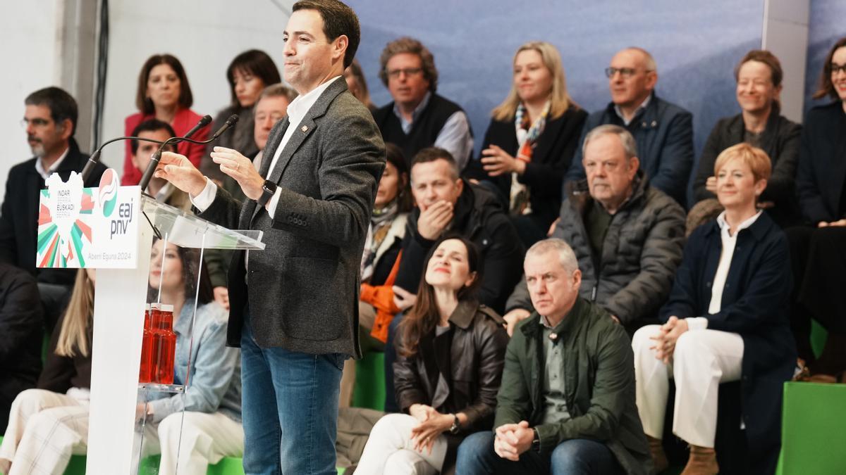 El candidato de EAJ-PNV a Lehendakari, Imanol Pradales, interviene durante la celebración del Aberri Eguna.