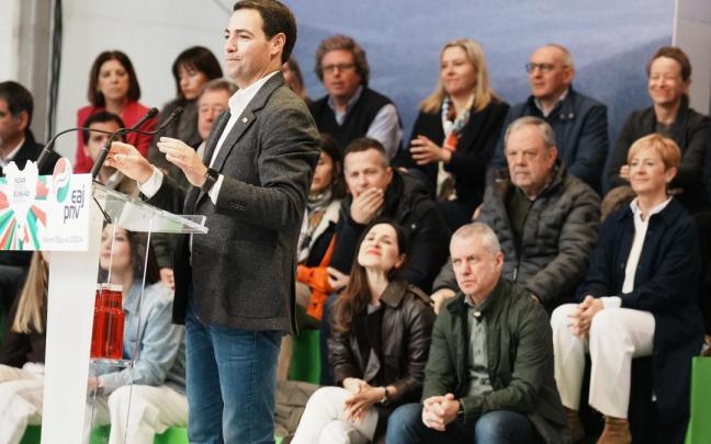 El candidato de EAJ-PNV a Lehendakari, Imanol Pradales, interviene durante la celebración del Aberri Eguna.