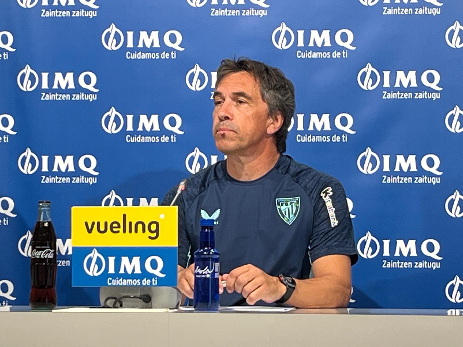 Josean Lekue, atendiendo a las preguntas de los medios este mediodía en la sala de prensa de Lezama