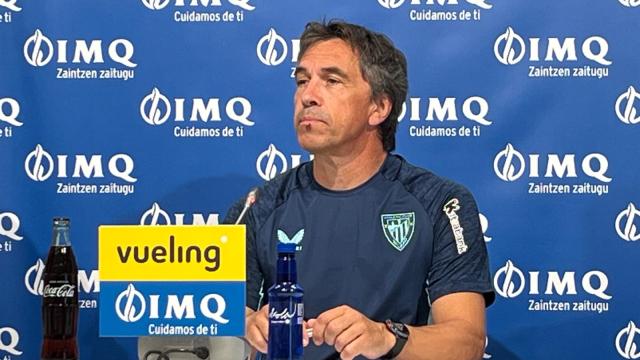 Josean Lekue, atendiendo a las preguntas de los medios este mediodía en la sala de prensa de Lezama Josean Lekue, atendiendo a las preguntas de los medios este mediodía en la sala de prensa de Lezama