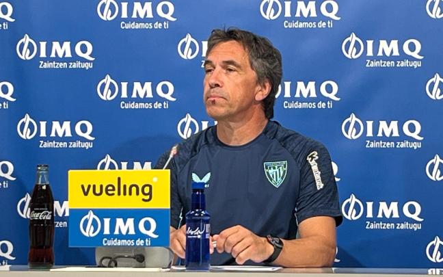 Josean Lekue, atendiendo a las preguntas de los medios este mediodía en la sala de prensa de Lezama Josean Lekue, atendiendo a las preguntas de los medios este mediodía en la sala de prensa de Lezama