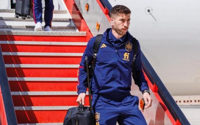 David García, en un desplazamiento con la selección. David García, en un desplazamiento con la selección.