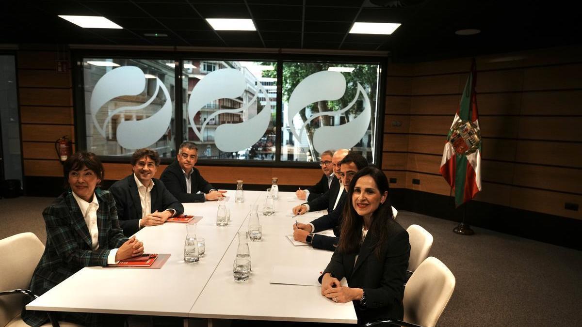 Las delegaciones del PNV y del PSE durante una reunión en Sabin Etxea para negociar la formación del nuevo Gobierno vasco.