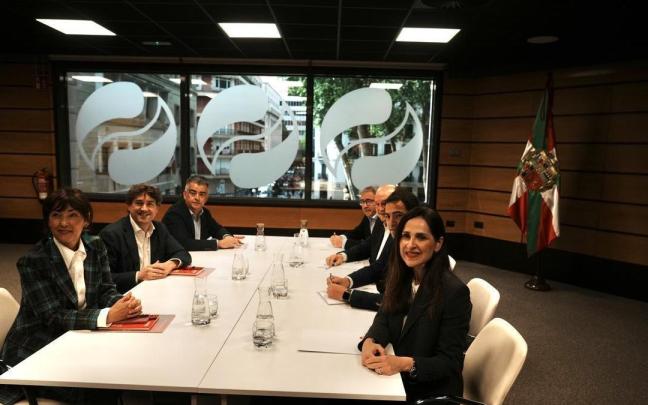 Las delegaciones del PNV y del PSE durante una reunión en Sabin Etxea para negociar la formación del nuevo Gobierno vasco. / EP Las delegaciones del PNV y del PSE durante una reunión en Sabin Etxea para negociar la formación del nuevo Gobierno vasco.