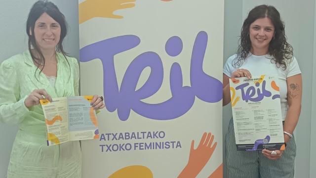 La técnica de Igualdad, Izaro Aizpurua, y la edil Ainhoa Sánchez en la presentación de la nueva temporada.