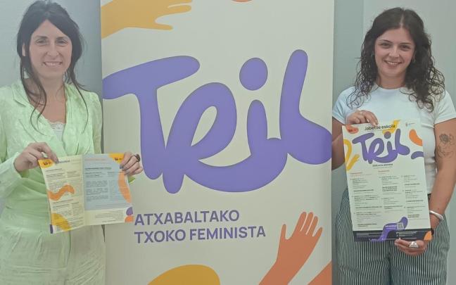 La técnica de Igualdad, Izaro Aizpurua, y la edil Ainhoa Sánchez en la presentación de la nueva temporada.