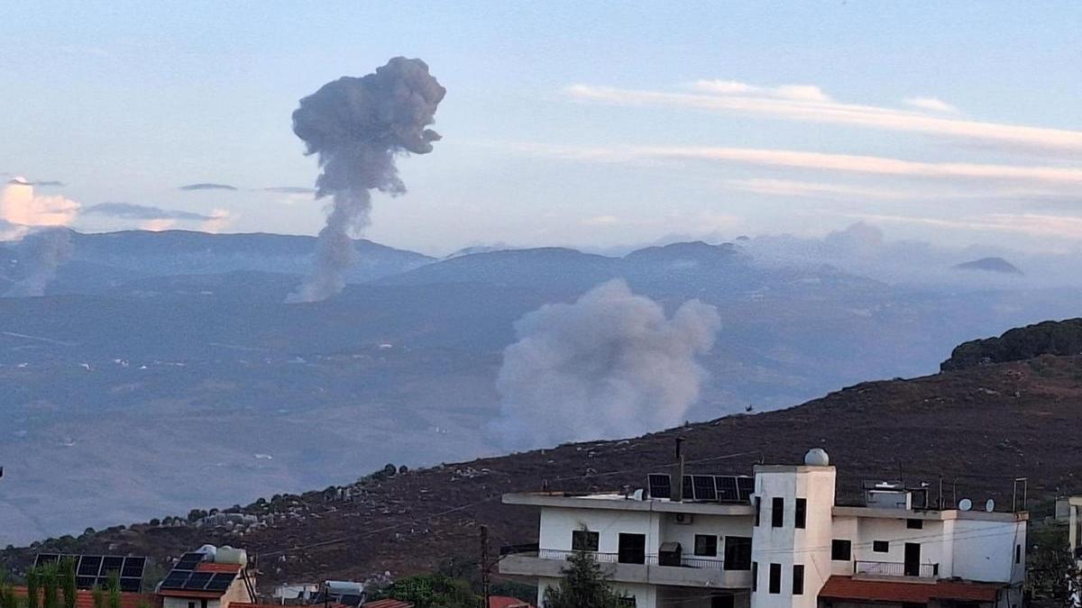 El humo emerge de las zonas bombardeadas por Israel en Marjaayoun, al sur del Líbano.