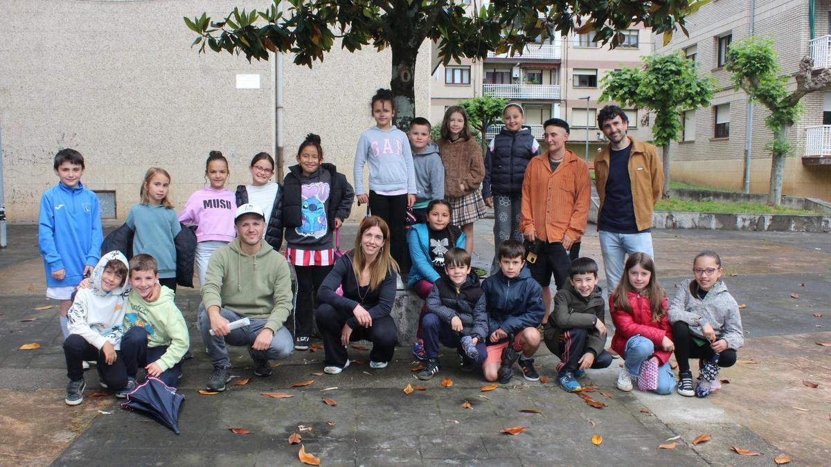 El grupo de escolares que esboza sus ideas para transformar la plaza de Lausitta en un espacio de juegos a la vieja usanza.