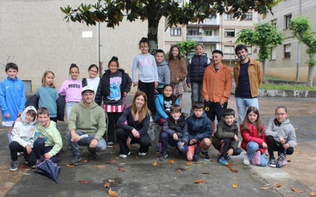 El grupo de escolares que esboza sus ideas para transformar la plaza de Lausitta en un espacio de juegos a la vieja usanza.