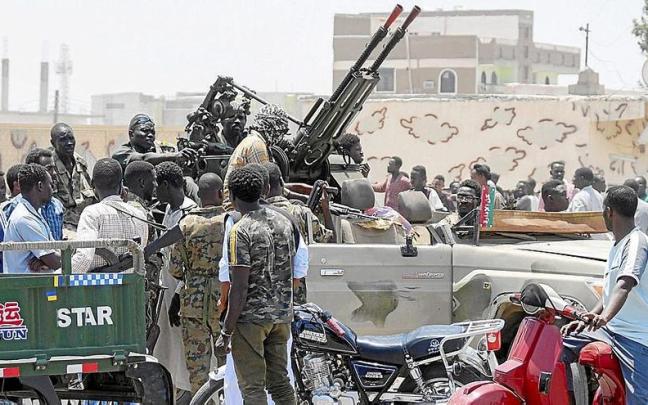 Soldados leales al jefe del Ejército de Sudán, Abdelfatah al Burhan, se pasean con sus ametralladoras en Puerto Sudán.