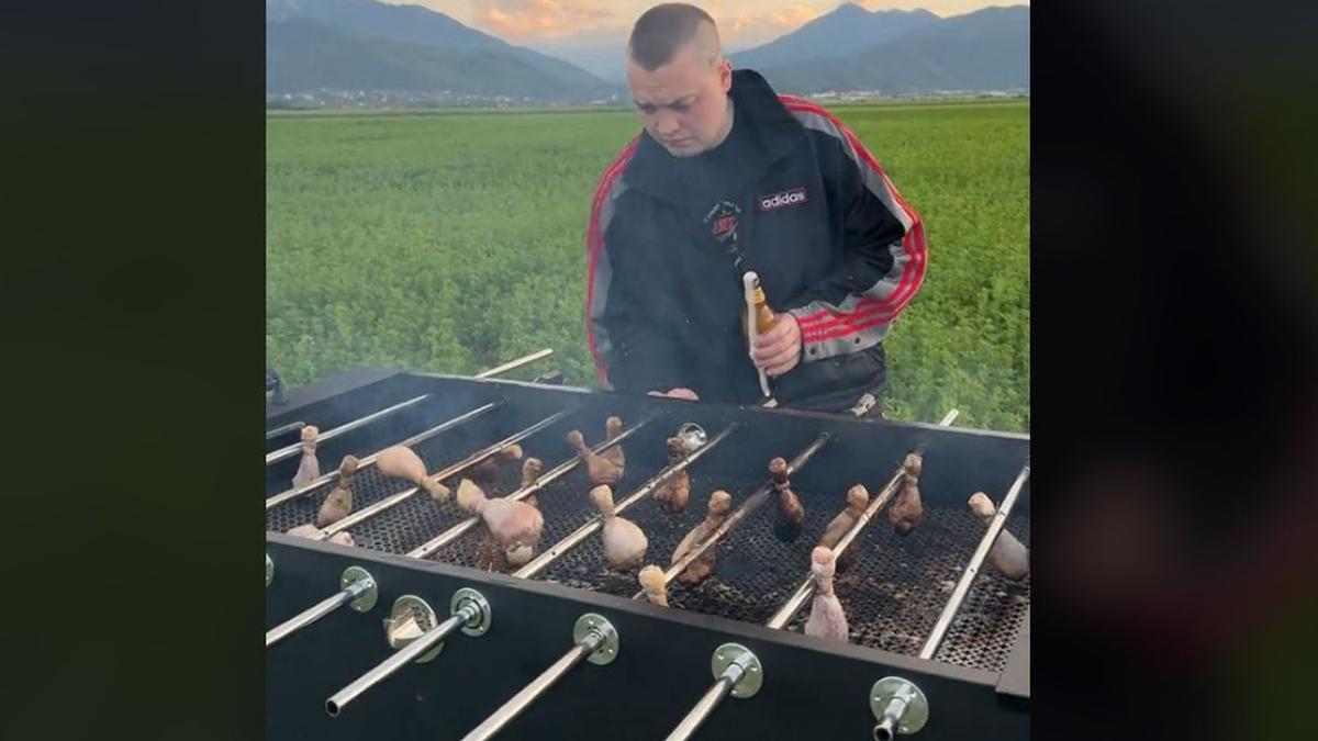 El joven ruso, con la barbacoa-futbolín.