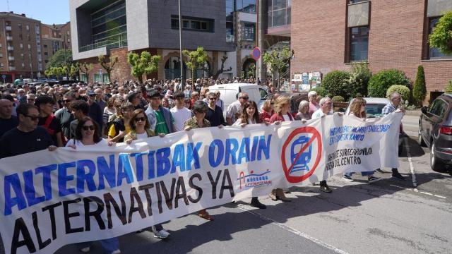 Alrededor de dos mil personas se han manifestado en Arrigorriaga en contra del trazado de la variante ferroviaria