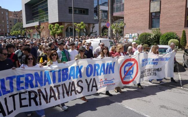 Alrededor de dos mil personas se han manifestado en Arrigorriaga en contra del trazado de la variante ferroviaria