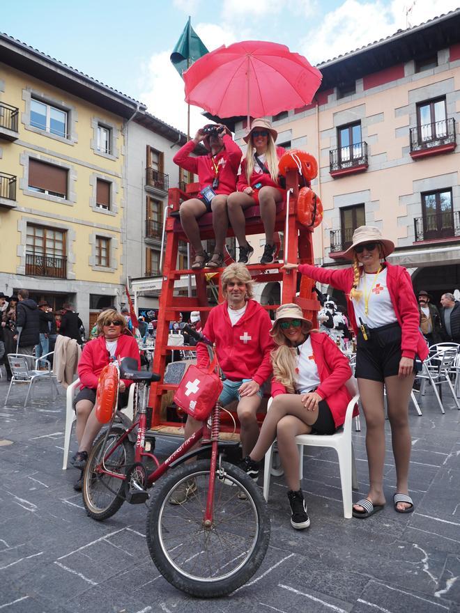 Los vecinos de Elgoibar han salido a la calle con la garantía de que no se iban ahogar gracias a este esforzado equipo de socorristas