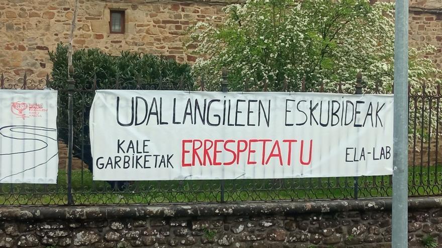 Pancarta colgada hace unas semanas por los operarios de la limpieza en el entorno de la rotonda de Bidaurreta.