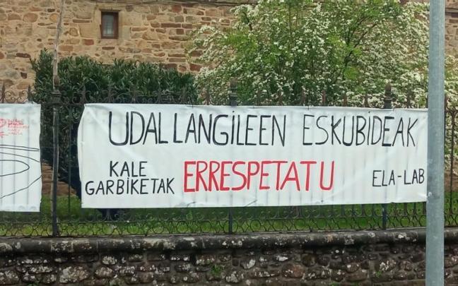 Pancarta colgada hace unas semanas por los operarios de la limpieza en el entorno de la rotonda de Bidaurreta.