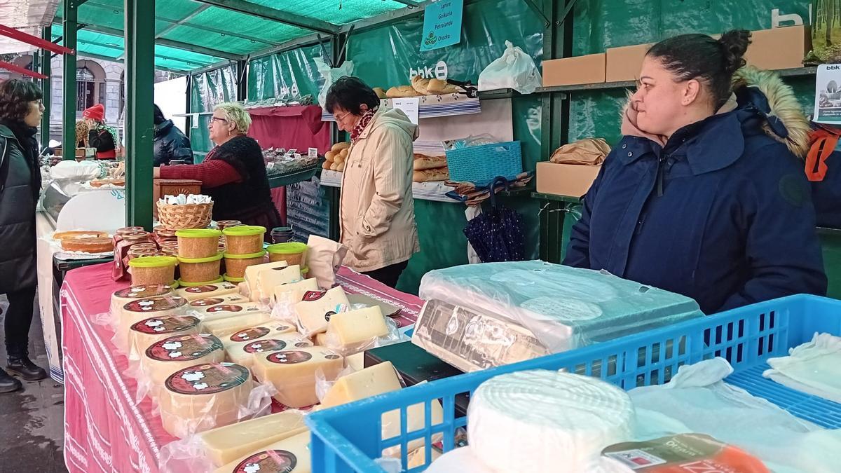 Al frente de los puestos de esta feria siempre están mujeres