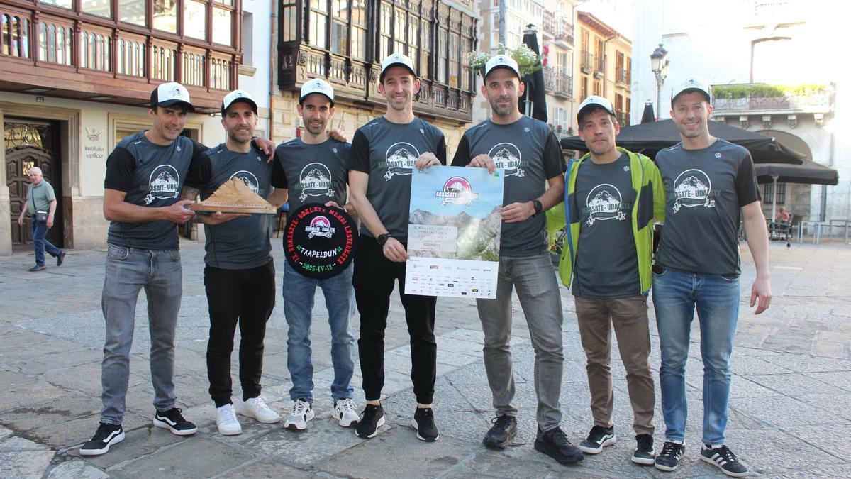 Integrantes de Mondraitz Kirol Kluba, al frente de la organización de la Arrasate-Udalatx.