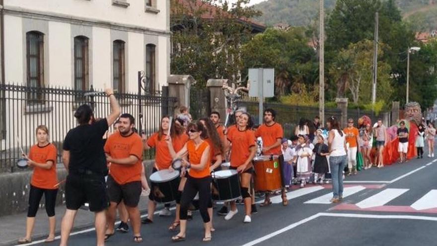 Builaka abriendo paso a la kalejira de seres mitológicos