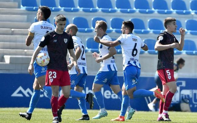 Los cachorros Gerenabarrena y Mendibe, cabizbajos tras el primer gol del Atlético Baleares Los cachorros Gerenabarrena y Mendibe, cabizbajos tras el primer gol del Atlético Baleares