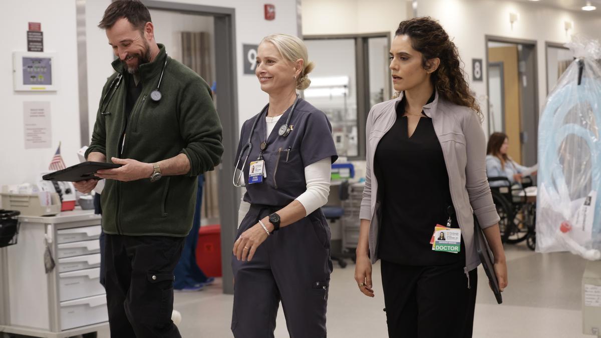 Noah Wyle junto a las actrices Kartherine LaNasa y Sepideh Moafi en una escena de ‘The Pitt’.