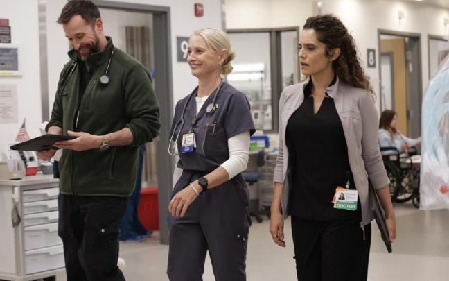 Noah Wyle junto a las actrices Kartherine LaNasa y Sepideh Moafi en una escena de ‘The Pitt’.