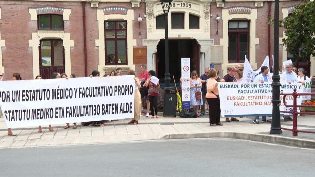 Concentración de médicos ante el hospital de Basurto en Bilbao.