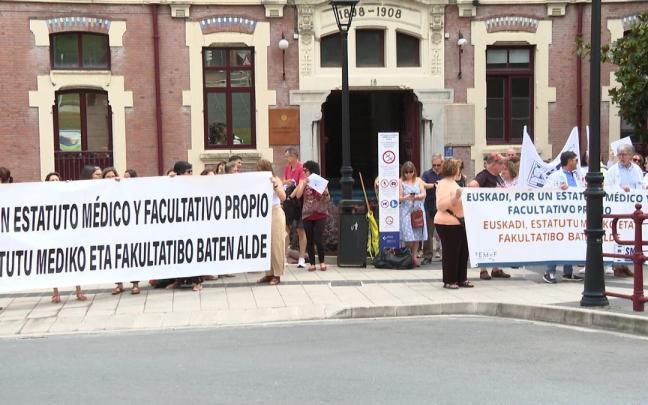 Concentración de médicos ante el hospital de Basurto en Bilbao.