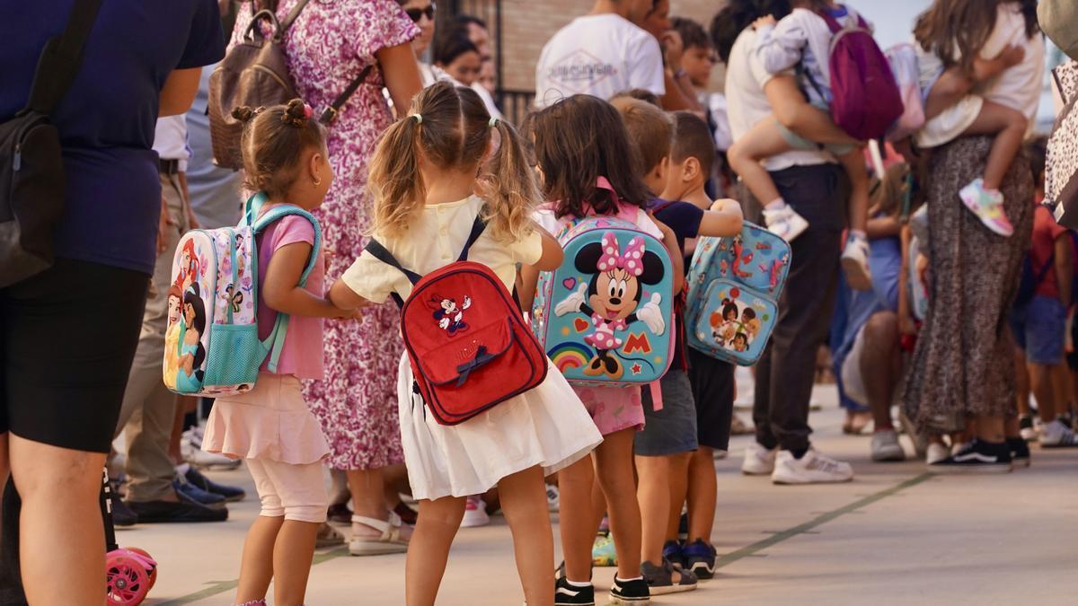 Niños esperando para entrar a clase.