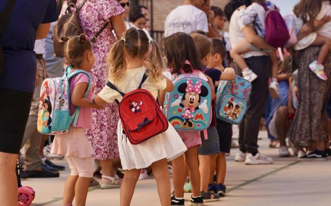Niños esperando para entrar a clase.
