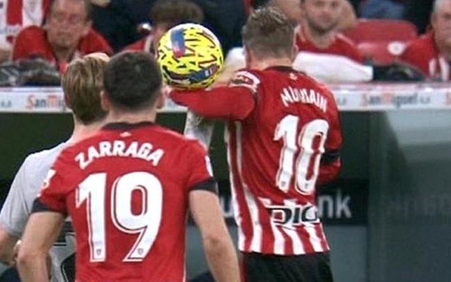 Momento de la disputa entre Muniain y De Jong que el VAR consideró como mano y decidió anular el gol de Iñaki Williams. Momento de la disputa entre Muniain y De Jong que el VAR consideró como mano y decidió anular el gol de Iñaki Williams.