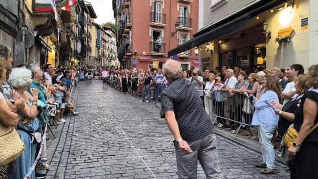 Uno de los participantes en el lanzamiento de alpargata