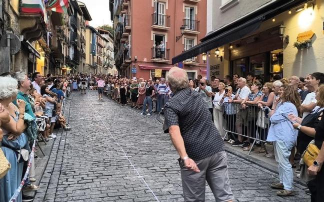Uno de los participantes en el lanzamiento de alpargata