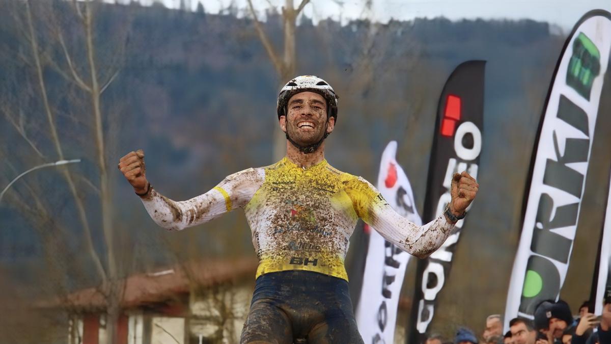Felipe Orts festeja la victoria en Amurrio.