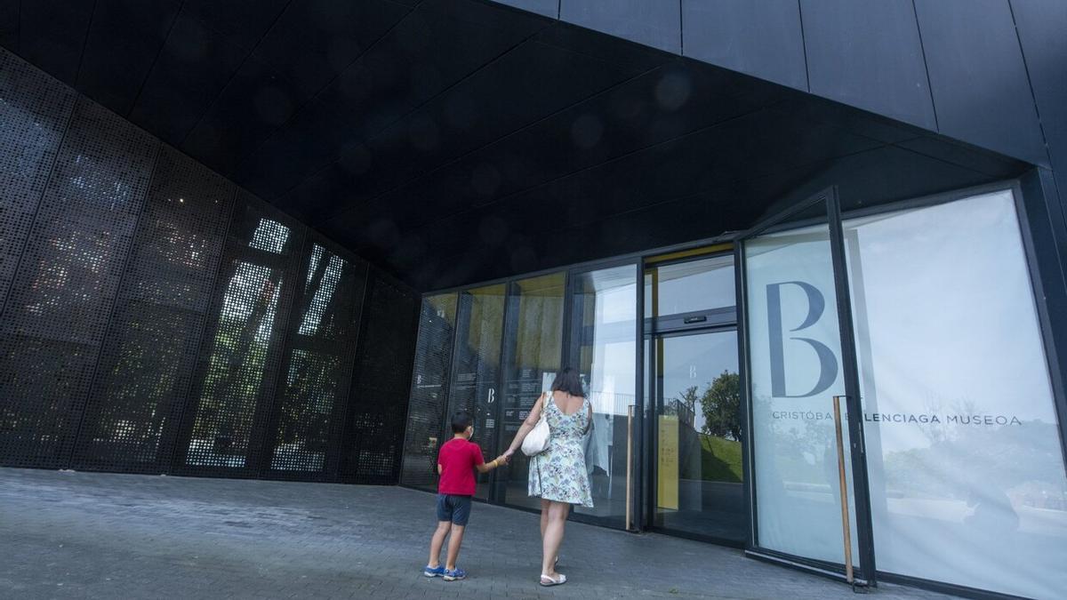 Una mujer y un niño, en la puerta del Museo Balenciaga