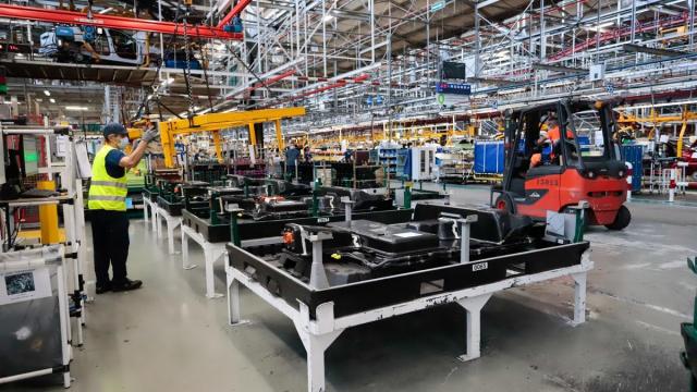 Un operario trabaja en una planta industrial