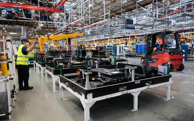Un operario trabaja en una planta industrial