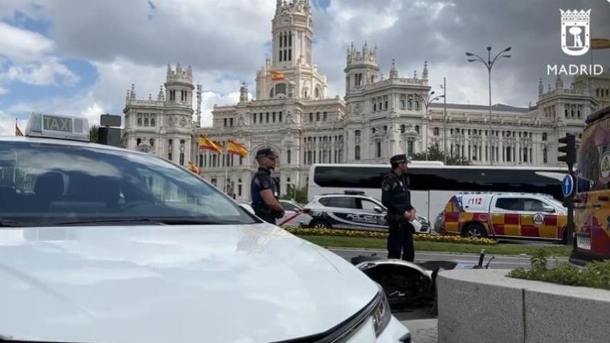 Herido un motorista al chocar contra un taxi en Cibeles cuando huía de la Policía.