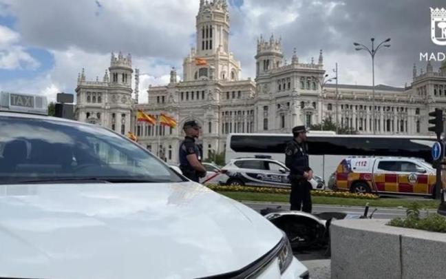 Herido un motorista al chocar contra un taxi en Cibeles cuando huía de la Policía.