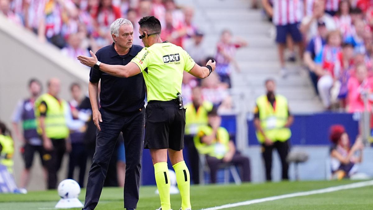 Jose Mourinho escucha al colegiado Miguel Ángel Ortiz Arias durante el Atlético de Madrid-Real Madrid.