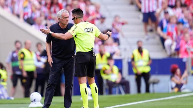 Jose Mourinho escucha al colegiado Miguel Ángel Ortiz Arias durante el Atlético de Madrid-Real Madrid.