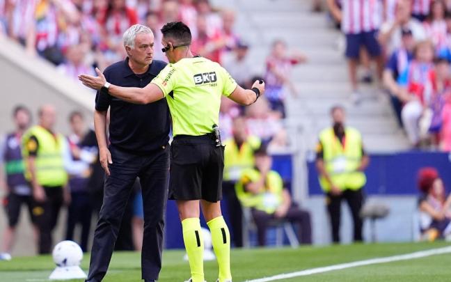 Jose Mourinho escucha al colegiado Miguel Ángel Ortiz Arias durante el Atlético de Madrid-Real Madrid.