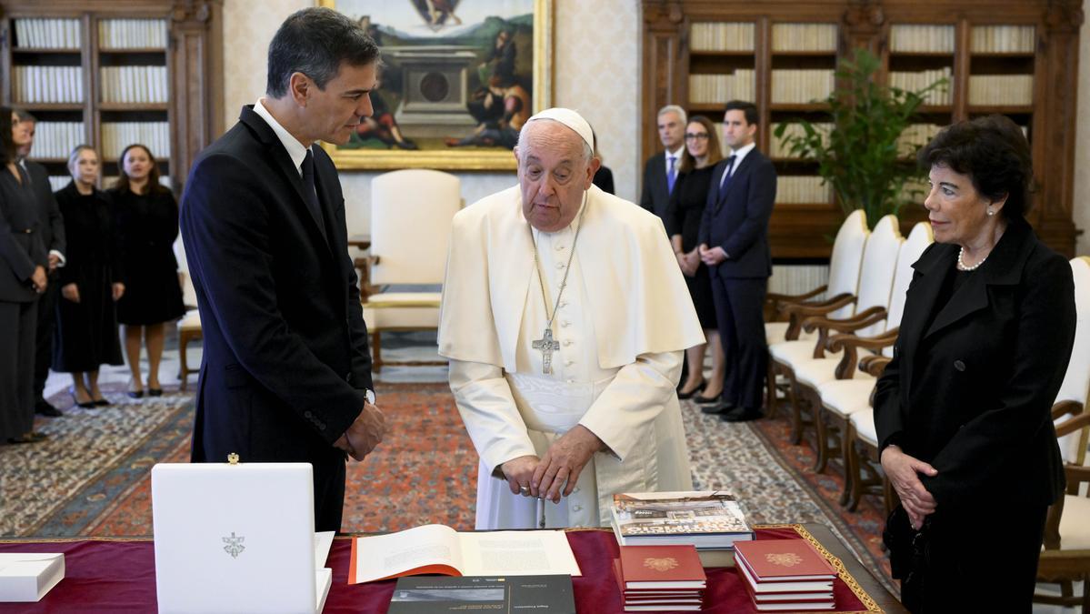 El presidente del Gobierno, Pedro Sánchez, el Papa Francisco y la embajadora española en el Vaticano, Isabel Celaá