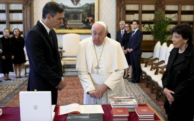 El presidente del Gobierno, Pedro Sánchez, el Papa Francisco y la embajadora española en el Vaticano, Isabel Celaá / EP El presidente del Gobierno, Pedro Sánchez, el Papa Francisco y la embajadora española en el Vaticano, Isabel Celaá