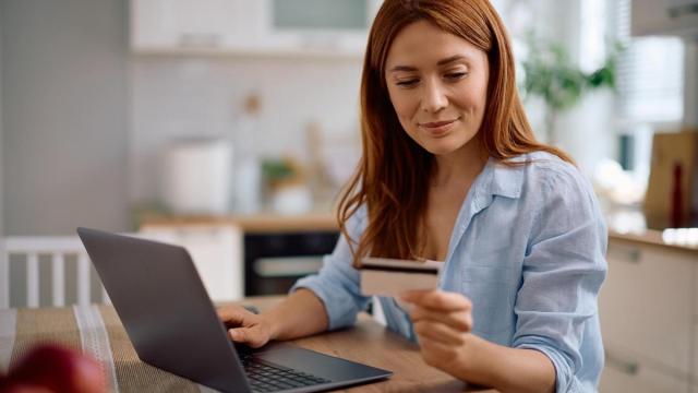 Pago de una compra online con tarjeta de crédito.