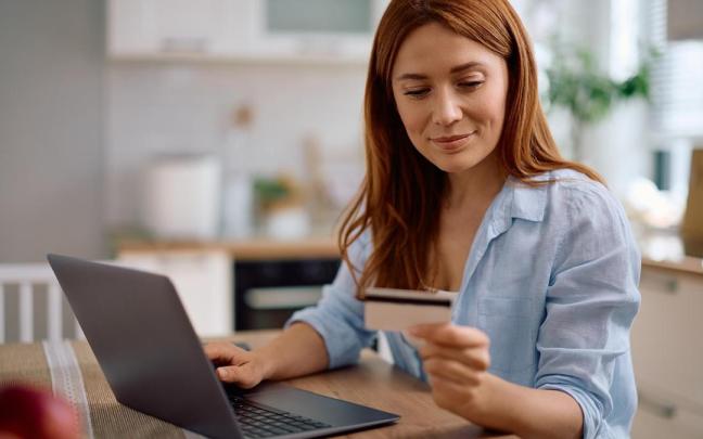 Pago de una compra online con tarjeta de crédito.