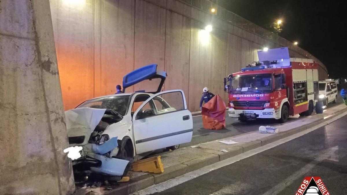 Una persona ha quedado atrapada en el vehículo empotrado contra un pilar y ha sido rescatada por los bomberos. Foto: Bomberos Vitoria-Gasteiz